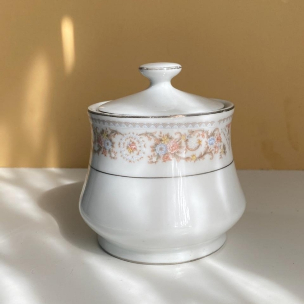 HP Fine Chine ceramic miniature vase with lid hight 3.38"